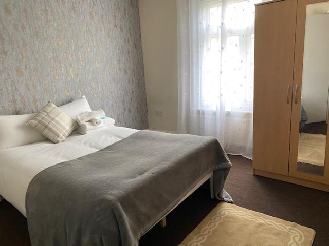 Berks Luxury Serviced Apartments,5 Bedrooms, 5 Double Beds, 2 Bathrooms, Free Super Fast Wifi & Parking Earley Exterior photo