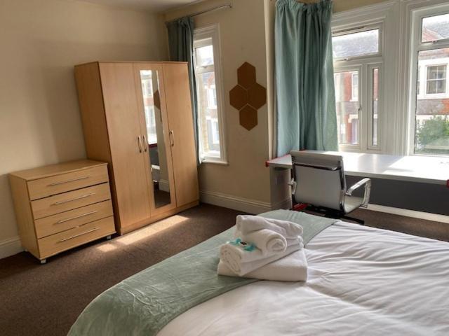 Berks Luxury Serviced Apartments,5 Bedrooms, 5 Double Beds, 2 Bathrooms, Free Super Fast Wifi & Parking Earley Exterior photo