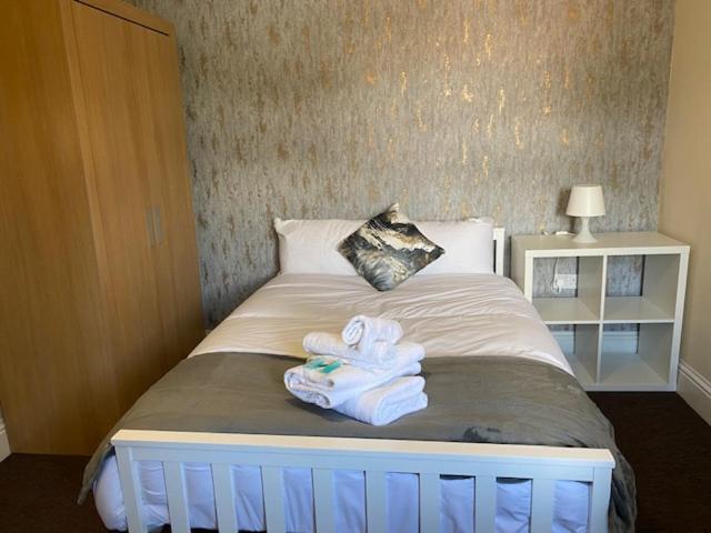Berks Luxury Serviced Apartments,5 Bedrooms, 5 Double Beds, 2 Bathrooms, Free Super Fast Wifi & Parking Earley Exterior photo