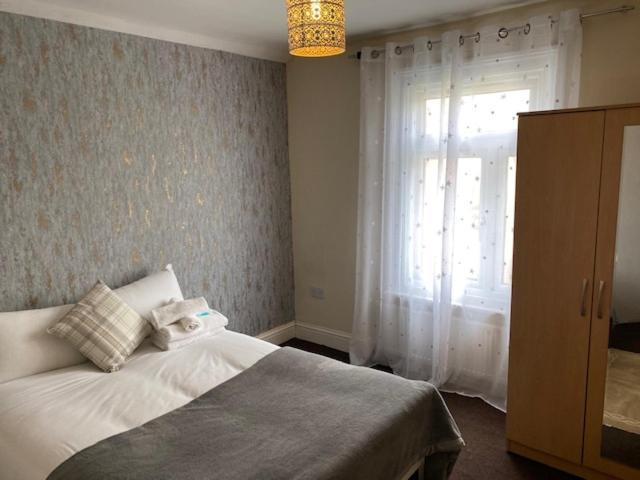 Berks Luxury Serviced Apartments,5 Bedrooms, 5 Double Beds, 2 Bathrooms, Free Super Fast Wifi & Parking Earley Exterior photo