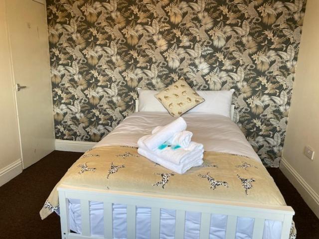 Berks Luxury Serviced Apartments,5 Bedrooms, 5 Double Beds, 2 Bathrooms, Free Super Fast Wifi & Parking Earley Exterior photo