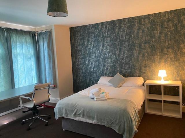 Berks Luxury Serviced Apartments,5 Bedrooms, 5 Double Beds, 2 Bathrooms, Free Super Fast Wifi & Parking Earley Exterior photo